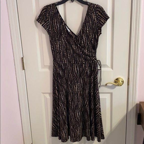 FLATTERING WRAP DRESS - Picture 1 of 4